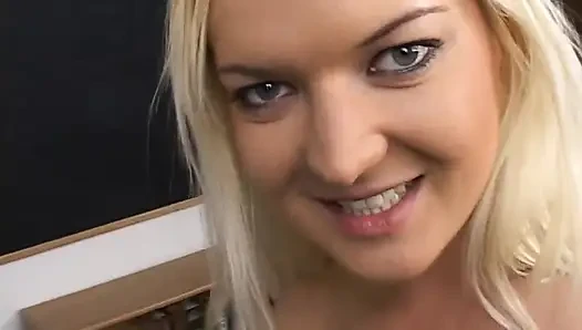 Sarışın orta yaşlı seksi kadın ıslak sakso çekiyor ve göğüslerine boşaltıyor
