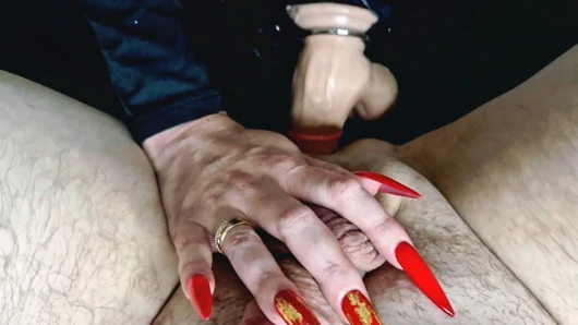 Dominatrix Nika götünü sikecek ve büyük takma yarakla sikine şaplak atacak. Belden bağlamalı güzellik