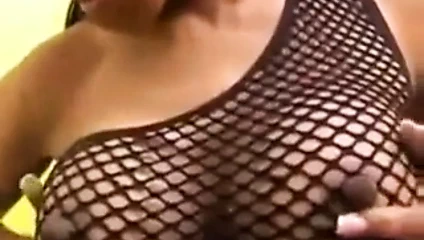 Büyük ve uzun meme uçları olan seksi kadınlar