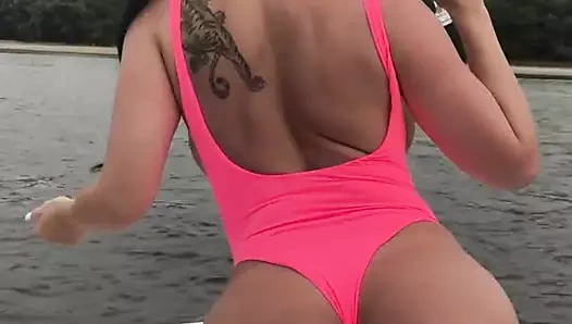 Aletta Ocean kendine şampanya döküyor