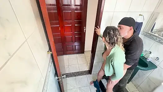 Bir akrabası banyoda üvey yeğenine sürtünerek boşalıyor.