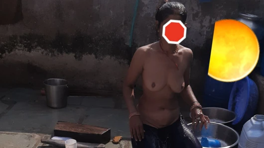 Kayınbiraderi baldızını açık banyoda banyo yaparken gördü