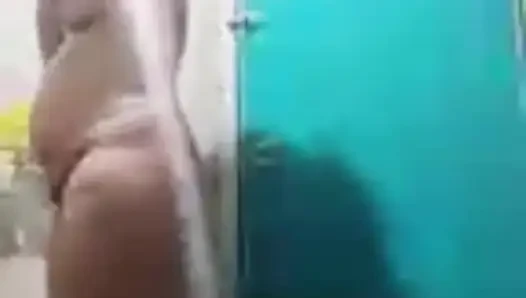 Güzel bir çıplak duş almak beni çok heyecanlandırıyor