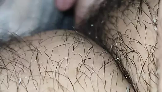 Üvey anne battaniyenin altında el kayması üvey oğluna ereksiyon yapıyor