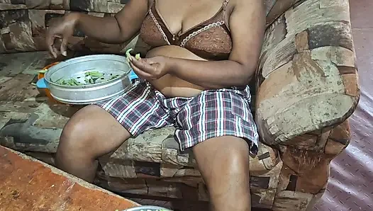 En ateşli orta yaşlı seksi kadın yemek yaparken hd video