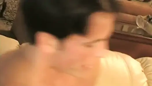 Sarışın ve esmer ve delikanlıyla seksi üçlü seks yüzlerine boşalmayla bitiyor