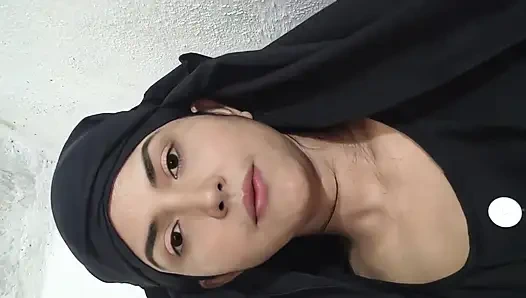 Sezon 79. Müslüman kız banyoda banyo yaparken video çekiyor