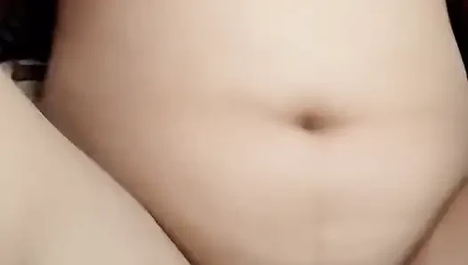 Güzel uzun saçlı esmer genç kız rol oyunu sert anal sikişe yol açıyor