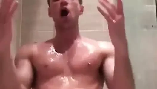 Banyoda çıplak dans eden sevimli çocuk 2