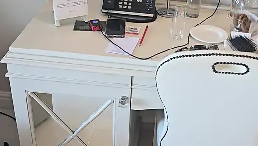 Gerçek orta yaşlı seksi kadın otel balkonunda herkesin görmesi için sikiliyor