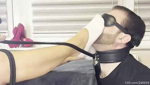 Tasmalı gözleri bağlı ayak kölesi - koklayan çoraplar (bölüm 1)