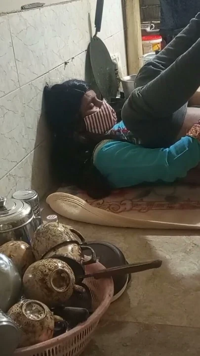 Hintli üvey kız kardeş mutfakta sert seks yapıyor, bhai ne behan ko kitchen me jabardasti choda, net Hintçe ses | Klip 1