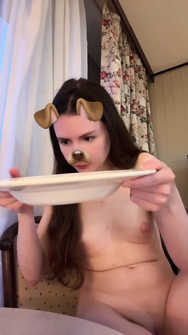 Rus Mukbang: Çıplak Kız, Kirli Rusça Sohbetler Yaparken Ve Hayal Kurarken Mantı Yiyor