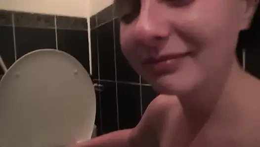 Kate erter deg med stripping og slikker på toalettet