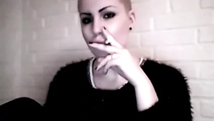 Seksi kısa saçlı kız (sigara fetişi)