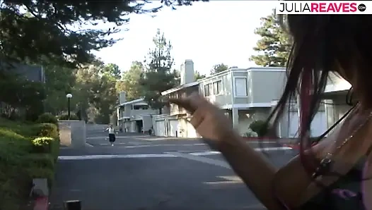 Ateşli kızlar uzun dildolarla sikişmeden önce birbirlerini yalıyor