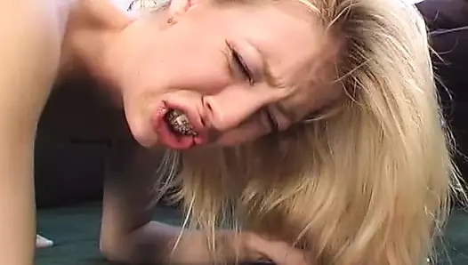 Minyon genç kız sıkı götünü büyük yarakla siktiriyor