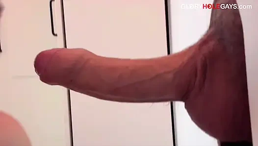 Sessiz kapüşonlu adam odaklanarak yüzümü sikiyor ve kelime yok