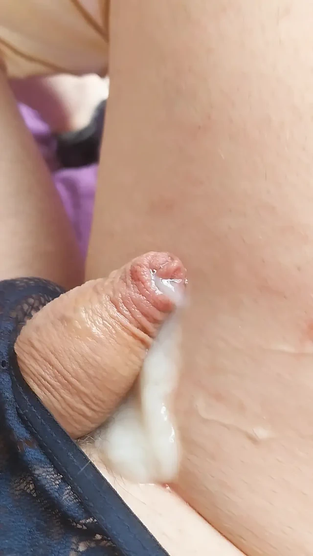 Amcık tıkalı tıraşlı klitoris sissygasm