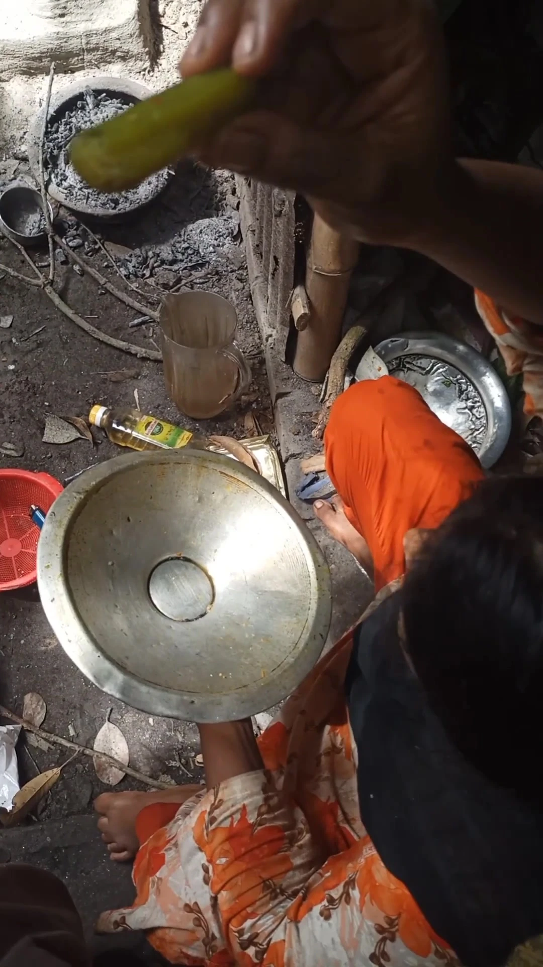 देसी भाभी खाना बनाना एक हॉट सरप्राइज में बदल गया!