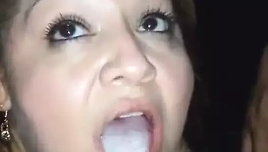 Sürtük evli kadın ağız dolusu döl yutuyor