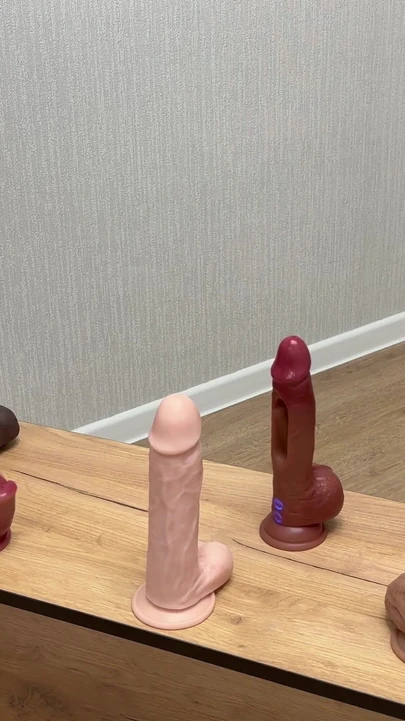 Захватывающий момент от "ненасытной сучки оседлали сразу несколько дилдо"