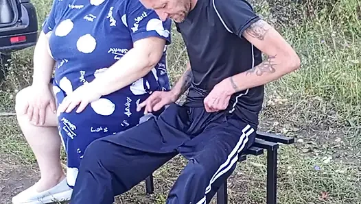 Halka açık bir parkta bir komşu bir bankta sikimi sıvazlıyor