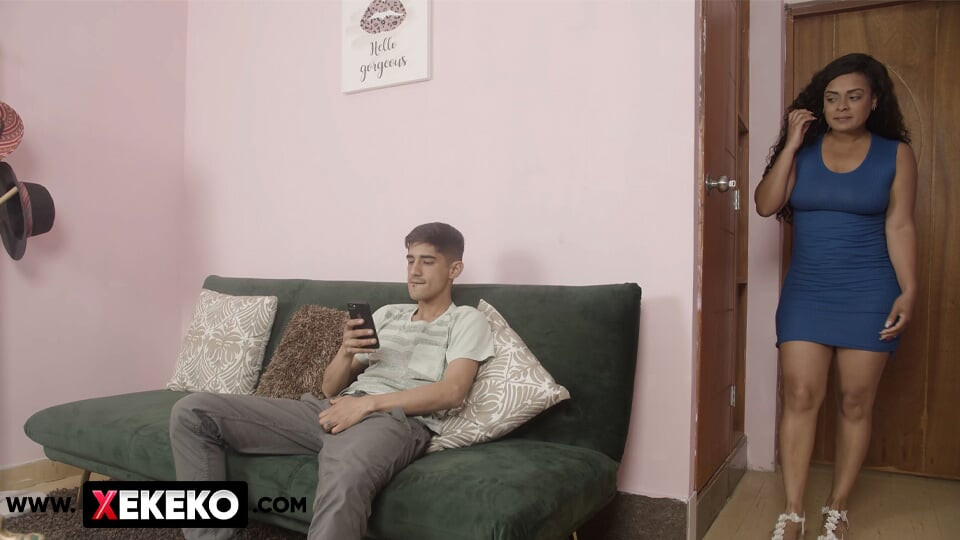 Latin orta yaşlı seksi kadın küçük üvey erkek kardeşine amını baştan çıkarıyor.