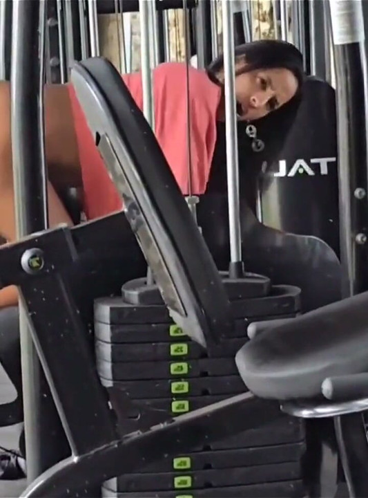 Spor salonunda ateşli esmeri siktim ve hatta içine boş bile geldim!