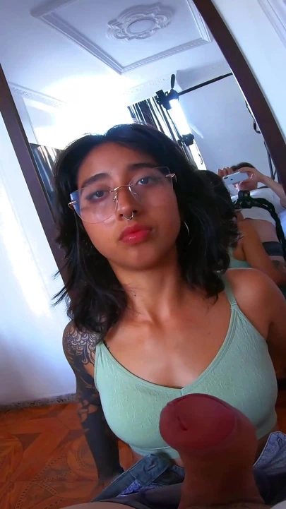 Üniversiteli dövmeli hatun sakso çekiyor