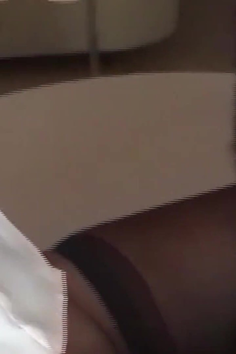 Ofis orta yaşlı seksi kadın yabancının mastürbasyon yapmak ve amını sikmek için göğüslerini kullanmasına izin veriyor