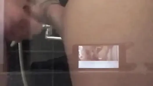 Kırmızı kapüşonlu sarışın ormanda takılıyor, evde soyunuyor ve altın duş alıyor