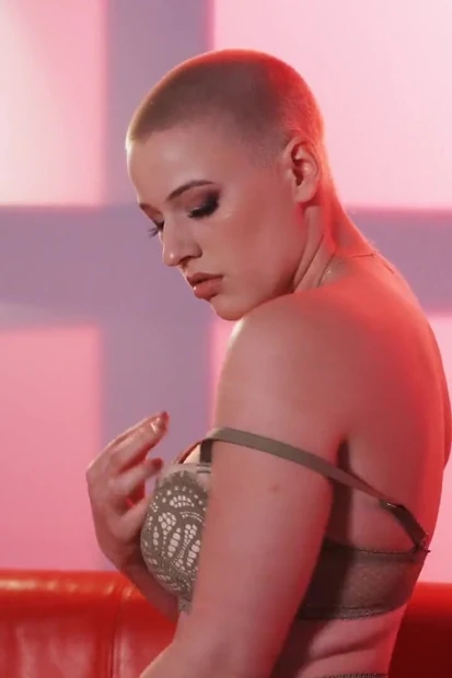 Сказочная крошка с короткими волосами мастурбирует