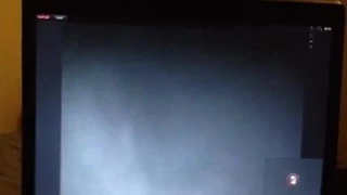 Filipinli yatakta oynuyor