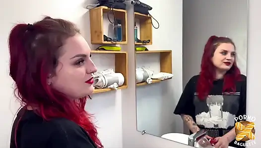 Trixy, ateşli kızıl saçlı, iki yarakla sikiliyor