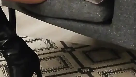Deri giyiyor ve fışkırtıyor