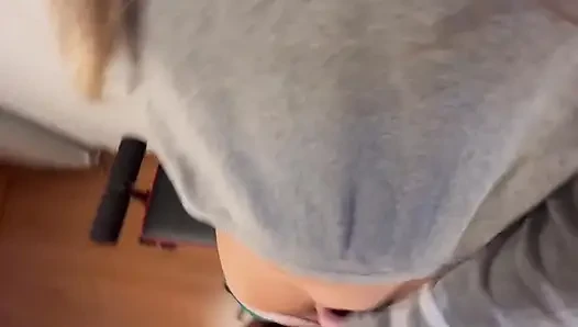 Üvey kız kardeş üvey anne mutfakta beklerken üvey erkek kardeşinin külotunun içine çabucak boşalmasına yardımcı oluyor