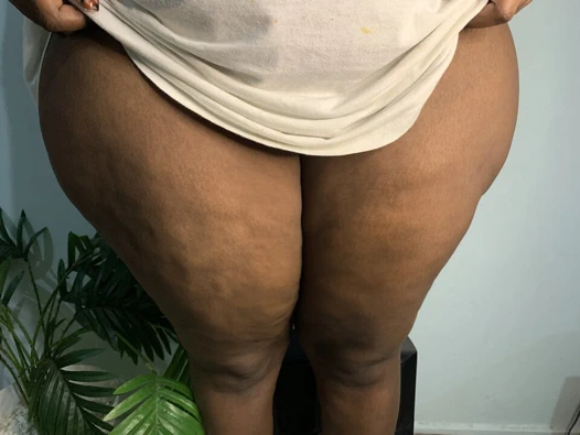 FEELING HORNY BUT THERE IS NO ONE TO FUCK ME...