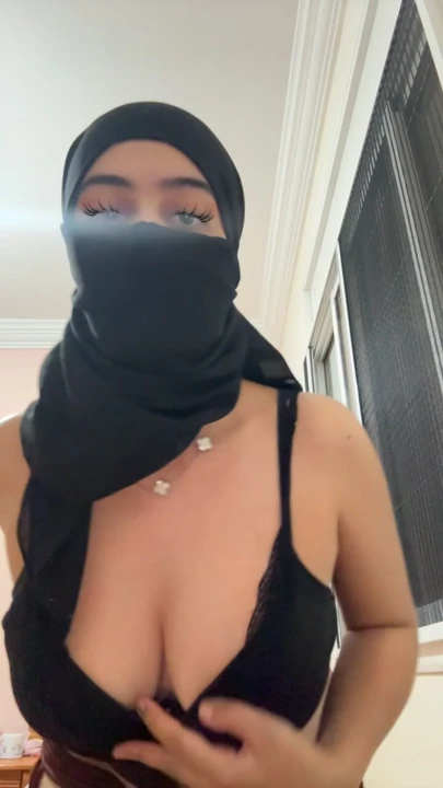 Konuşma yok, sadece meme oyunu - tesettürlü Arap kız Müslüman göğüslerini sıkıyor ve memelerinin sallamasına izin veriyor