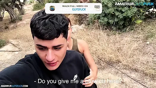 Tamamen yabancı biri eğlenceye katılana kadar erkek kardeşimle seyir halinde.