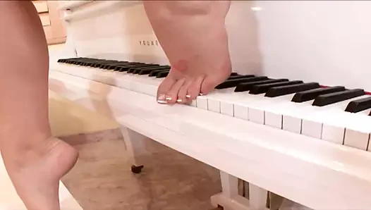 Piyanoda ayakla sikişiyor