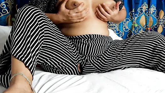 Çekici orta yaşlı bir kadının vajinası ve götü kayınbiraderi tarafından kullanılan bir dildoyla genişletiliyor.