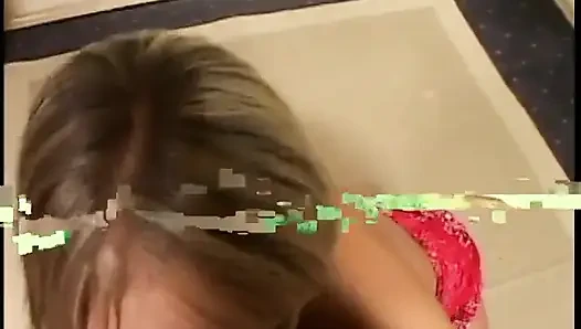 Edepsiz sarışın iyi ayakla muameleden sonra adamın sikini emmek için soyunuyor