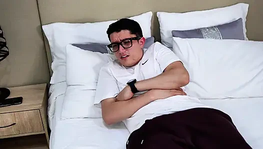 Güzel pembe amcıklı esmer bana yoğun bir muamele çekiyor ve büyük yarağımı rahatlatıyor