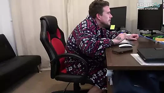 Üvey annem Ashley Rider ve Luke Hotrod ile sert sikişen bir sürtük