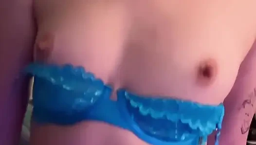 Ağır çekim küçük meme zıplıyor!