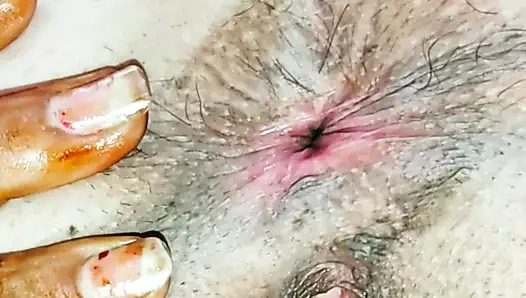 Baldız kırmızı meme uçlarını gösterdi.