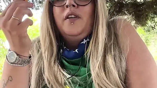 Brezilyalı iri güzel kadın orta yaşlı seksi kadın tanrıça doğada sigara içme ayini