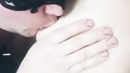 Göğüslerindeki krem şanti yala.