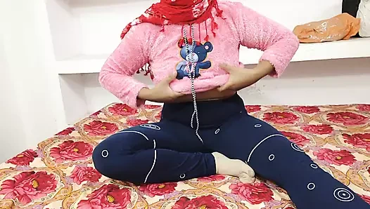 Büyük dildo Hintli kız tek başına parmaklıyor ve inliyor video seks